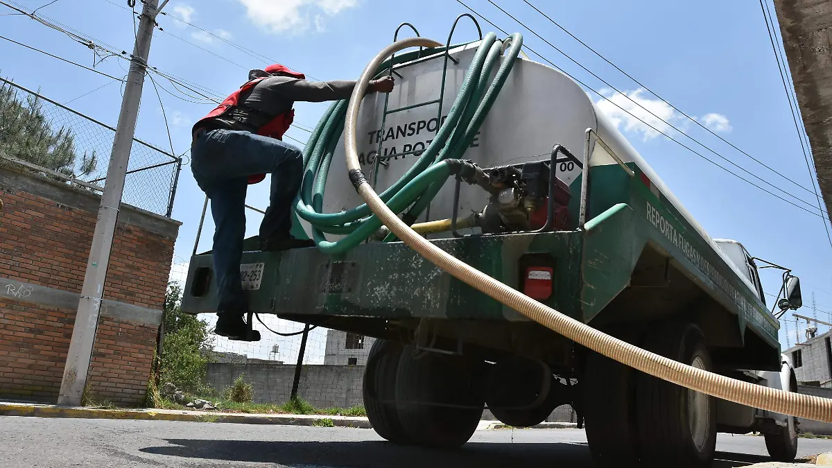 Pipas de agua realizan el apoyo de entrega de agua a domicilos para que no se queden sin este vital liquido.